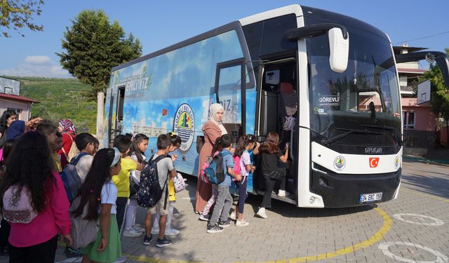 Otobüsle taşınan yüzlerce çocuk ilk kez tiyatro ve eğlenceye ortak oldu