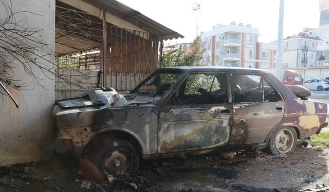 Park halindeki araç küle döndü, bitişiğindeki ikamete sıçramadan söndürüldü