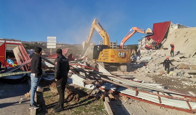 Kahramanmaraş'ta hasarlı binaların kontrollü yıkımı sürüyor