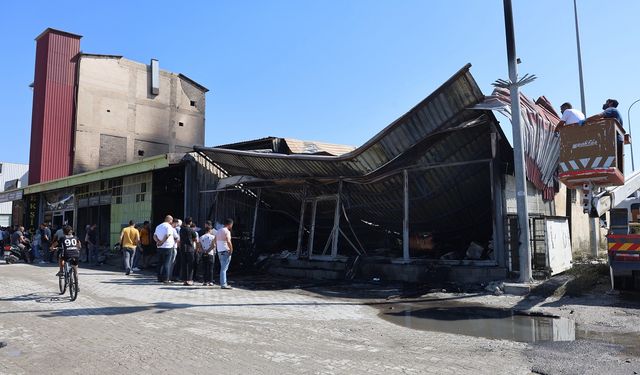 Sanayi sitesinde alevlere teslim olan 6 iş yeri yandı