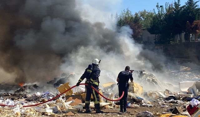 Sanayide çıkan yangında gökyüzünü siyah dumanlar kapladı