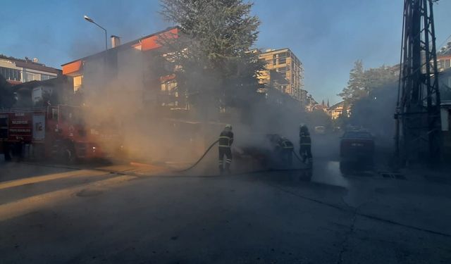 Seyir halindeki otomobil alev alev yandı