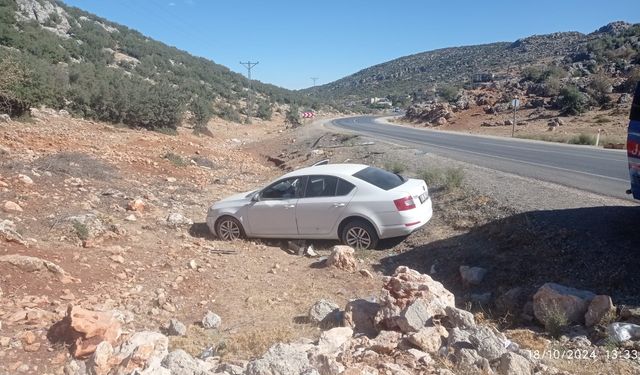 Sürücünün direksiyon hakimiyetini kaybettiği araç yoldan çıktı: 1 yaralı