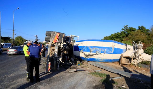 Virajı alamayan çimento yüklü beton mikseri yan yattı: 1 yaralı