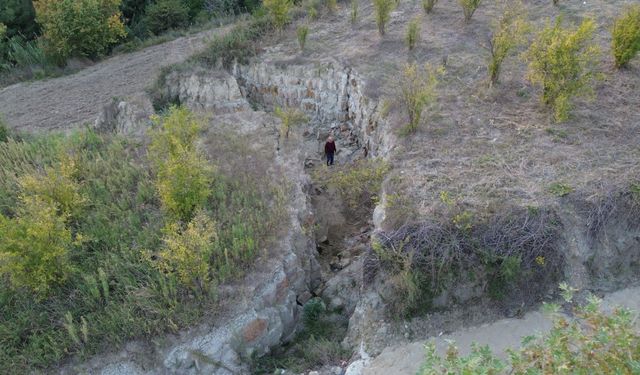 Dev Yarık, Depremin İzlerini Gözler Önüne Seriyor