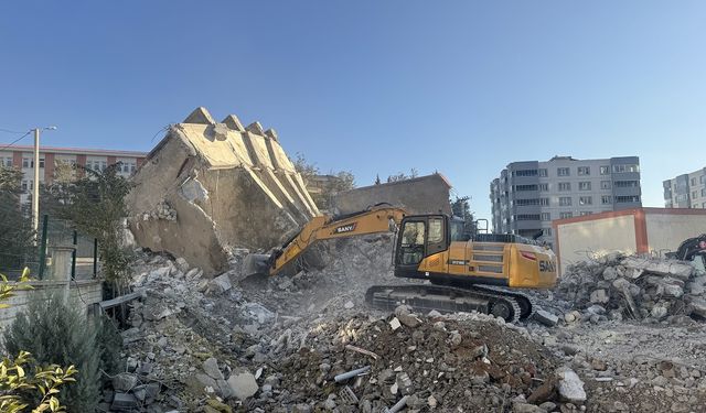 Kahramanmaraş'ta ağır hasarlı binaların yıkımı devam ediyor