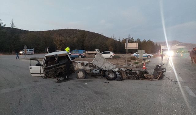 Feci kaza: 6 kişi yaralandı, Tofaş otomobil ikiye bölündü