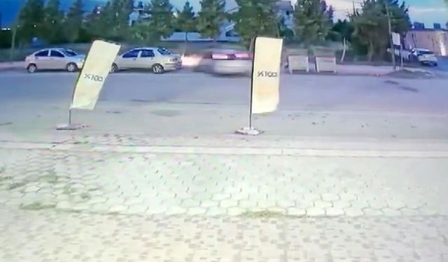 Feci Kaza Kamerada: Otomobil Park Halindeki Araçlara Saplandı