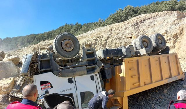 Kahramanmaraş'ta Hafriyat Kamyonu Devrildi, Sürücü Yaralandı