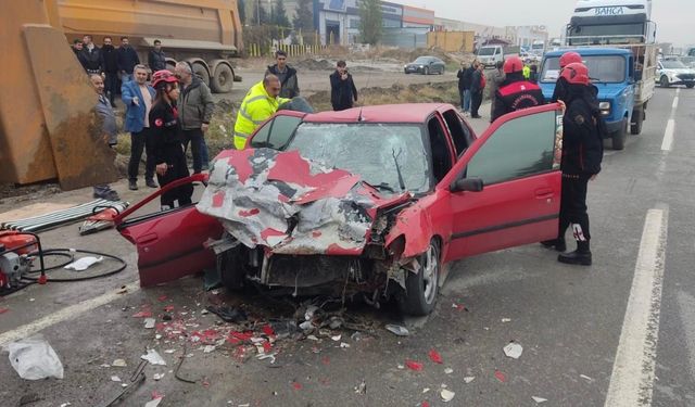 Kahramanmaraş'ta Korkunç Kaza: Tır ve Otomobil Çarpıştı, 2 Kişi Ağır Yaralı