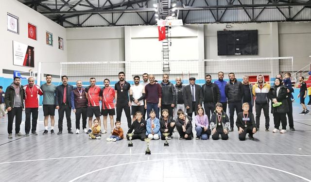 Kahramanmaraş'ta Öğretmenler Günü'ne Özel Voleybol Turnuvası Düzenlendi