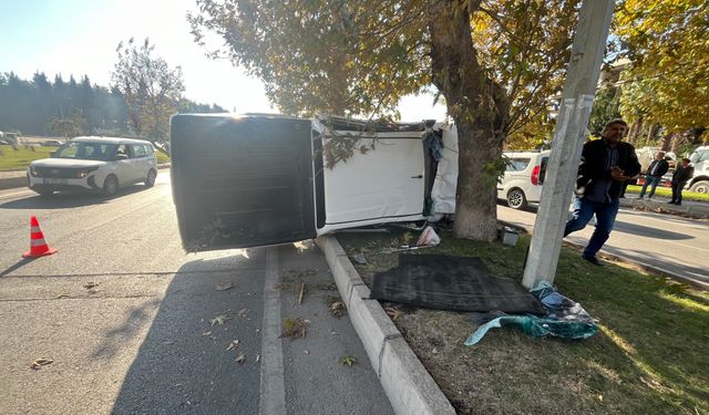 Kahramanmaraş'ta Otomobil Refüje Çarptı: 5 Yaralı