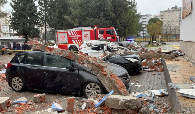 Kahramanmaraş’ta Veli toplantısı sırasında otomobillerin üzerine duvar devrildi: 3 yaralı