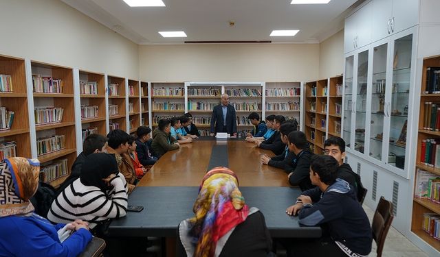 Kahramanmaraş’ta Yazar Hacı Parlak, Gençliğin Sorunlarına Çözüm Önerdi