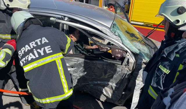 Kontrolden Çıkan Araç Elektrik Direğine Çarptı: 2 Yaralı