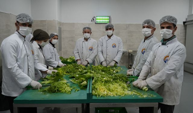 Meslek Lisesi Öğrencileri, Günde 18 Bin Kişilik Ekmek ve Yemek Üretiyor