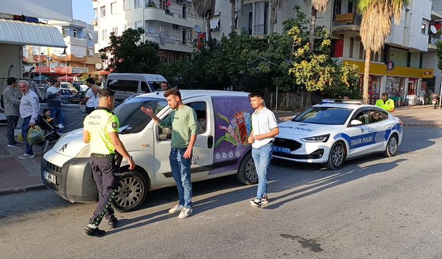 Motosiklet Kontrolden Çıktı, İki Araca Çarptı