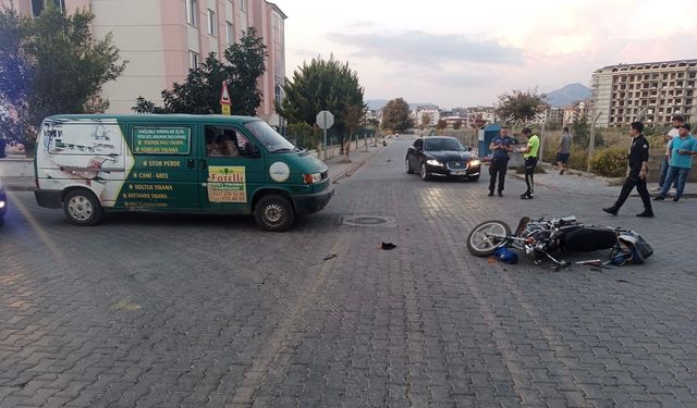 Panelvan Minibüs ile Çarpışan Motosikletli Yaralandı