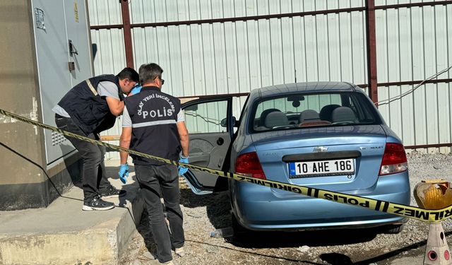 Park Halindeki Araba İçinde Yarı Çıplak Ölü Bulundu