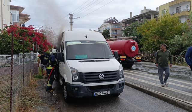 Park Halindeki Okul Servisi Alevlere Teslim Oldu