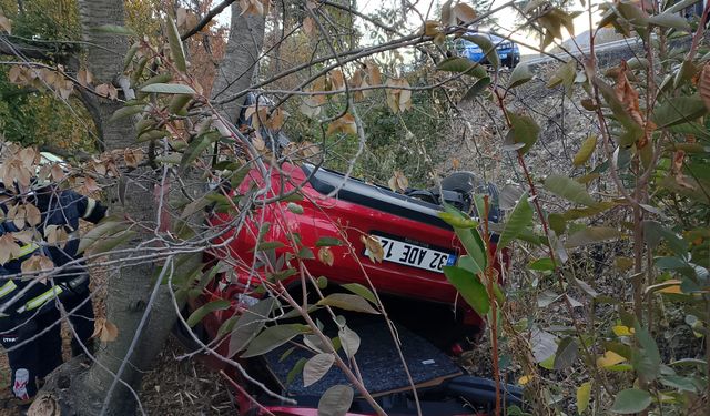 Şarampole yuvarlanıp takla atan araçtakiler, yara almadan kurtuldu