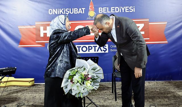 Başkan Toptaş’ın ilkokul öğretmenine gösterdiği saygı takdir topladı