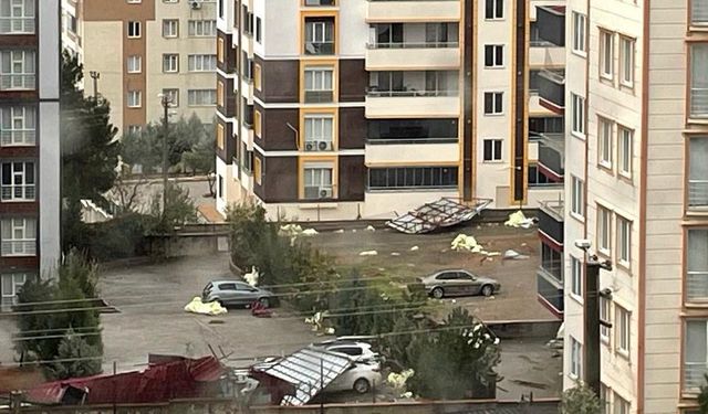 Kahramanmaraş'ta Şiddetli Fırtına Felaketi: Apartman Çatısı 3 Aracı Ezdi