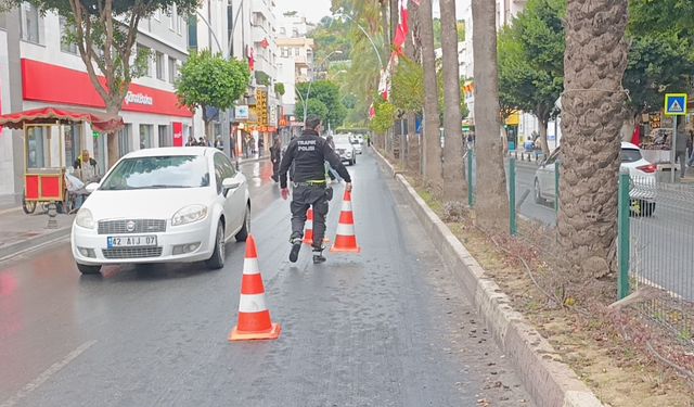 Yağış ve Hurma Dökülmesi Kazaları Tetikledi: Motosiklet Devrildi, 2 Yaralı