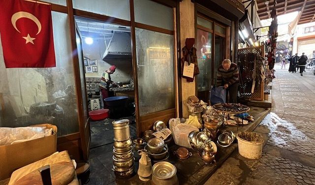 Kahramanmaraş'ta 45 yıllık usta kavurucu sıcağa rağmen mesleğini bırakmıyor