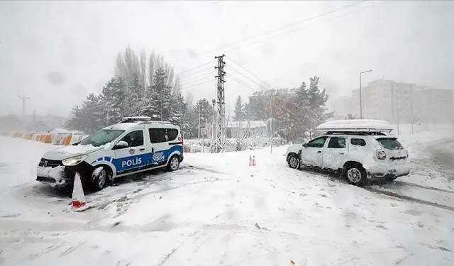 Kayseri'de Kar Yağışı Nedeniyle Kahramanmaraş Yolu da Kapandı