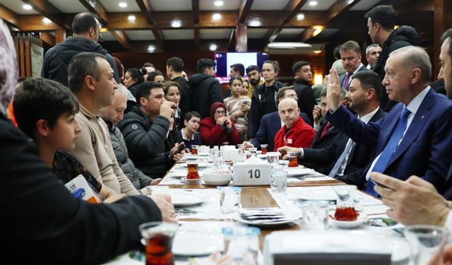 Cumhurbaşkanı Erdoğan’dan geceyi dışarda geçiren vatandaşları ziyaret