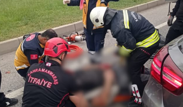 Kahramanmaraş Aksu Işıklarında Feci Kaza, İtfaiye Ekipleri Yaralıyı Araçtan Böyle Çıkardı!
