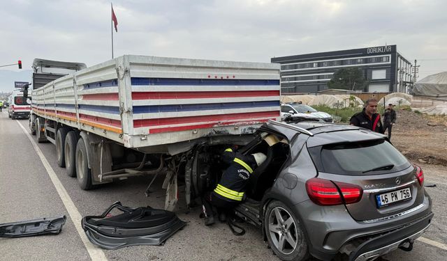 Kahramanmaraş Aksu’da Trafik Kazası: Otomobil Tıra Arkadan Çarptı!