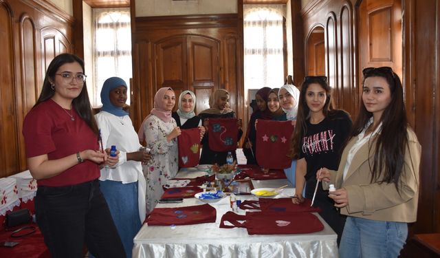 Yabancı Öğrencilerle Renkli Çanta Tasarım Workshop’u