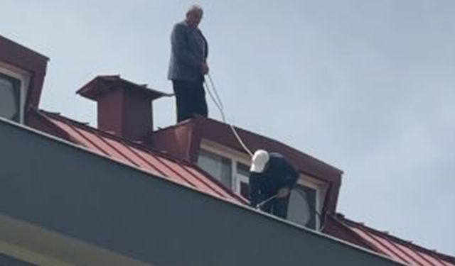 Çatı tadilatı yapan işçi beline ip bağlayarak güvenlik önlemi aldı