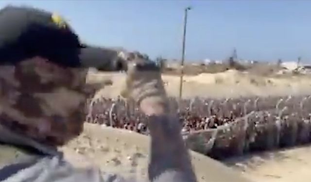 Gazze'deki “yardım noktası” görüntüleri Nazi kamplarında çekilen sembol bir fotoğrafa benzetildi