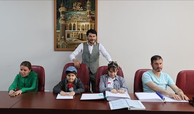 Görme engelliler parmaklarının ucuyla Kur'an-ı Kerim okumayı öğreniyor