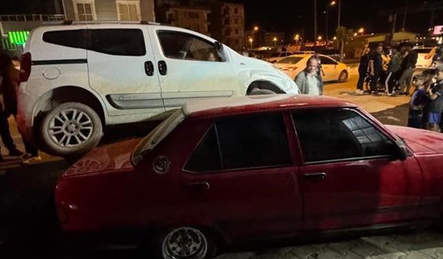 İlginç kaza: Satmak için kaporasını aldığı otomobilinin üzerine hafif ticari araç çıktı