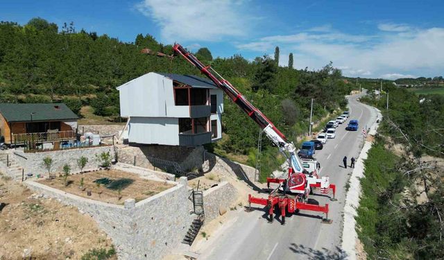 Bursa'da kaçak villayı vinçle taşıdı