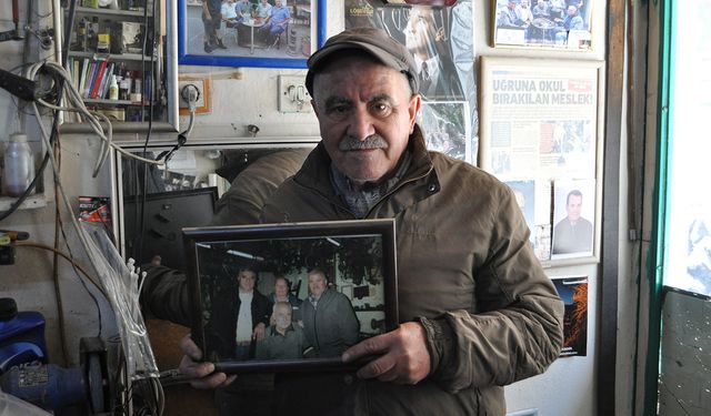 Kanser olan arkadaşının dükkanında bacayı tüttürmeye gayret ediyor