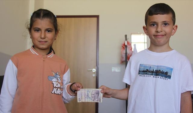 Kantinden aldığı parayı üstündeki yazıdan etkilenince sahibine teslim etti