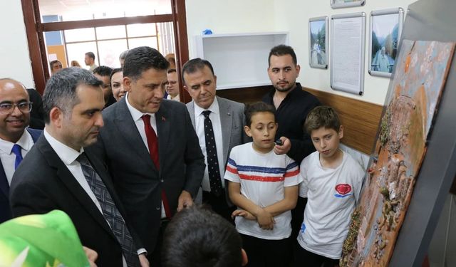 Kozan'da 220 Öğrencinin Projeleri Bilim Fuarı'nda Sergilendi: Geleceğin Bilim İnsanları Çalışmalarını Tanıttı