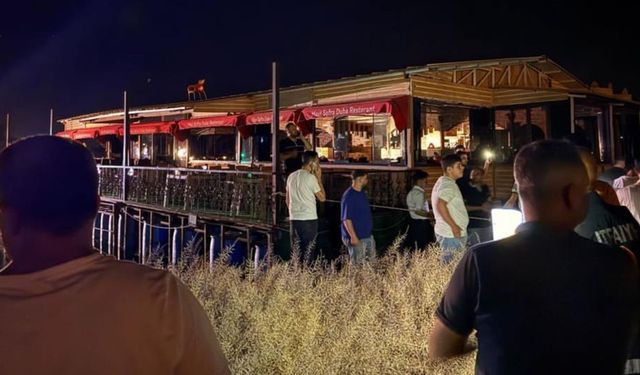 Şanlıurfa’da halatları kopan duba restoran müşterilerle birlikte Fırat Nehri’nde sürüklendi