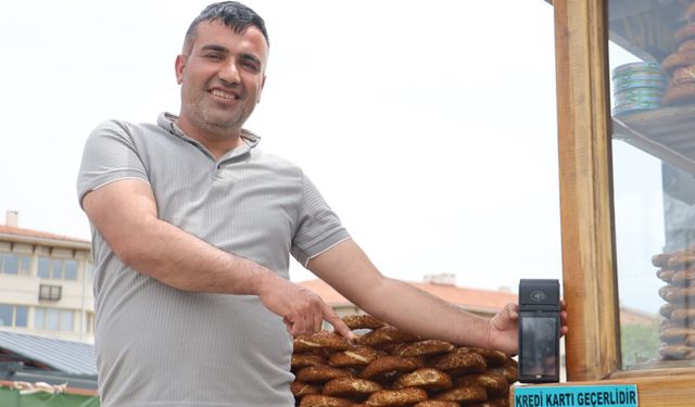 Seyyar simit tezgâhına POS cihazı koydu