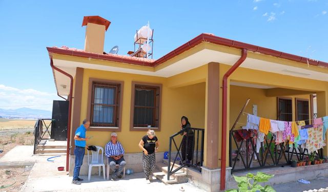 Modern köy evlerinin teslimi sürüyor, bayrama yeni yuvalarında girdiler