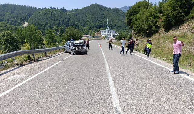 Andırın'da Otomobil Bariyere Saplandı: 7 Yaşındaki Çocuk Yaralandı