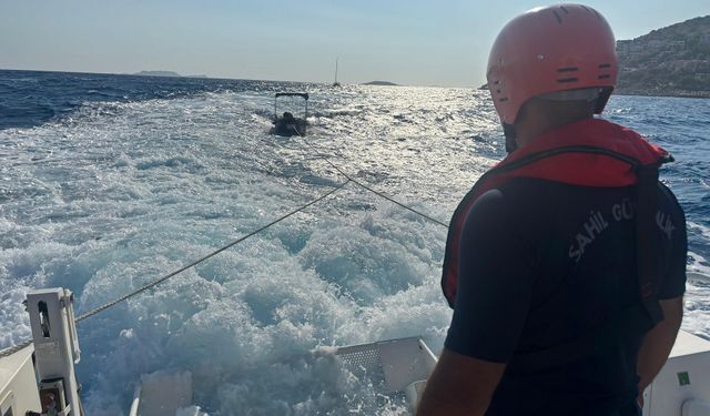 Antalya Kaş’ta Arızalanan Tekne Kurtarıldı: 2 Kişi Sağ Salim Tahliye Edildi