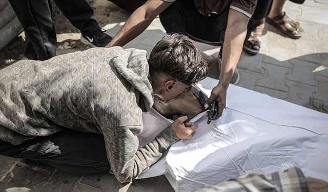 İsrail'in Gazze'ye son 24 saatte düzenlediği saldırılarda 65 kişi hayatını kaybetti
