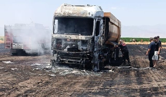 Kahramanmaraş’ta Anız Yangını Park Halindeki Tırı Küle Çevirdi