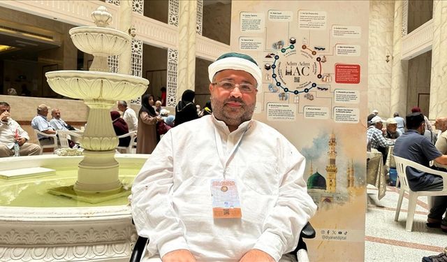 Tekerlekli sandalyesiyle 16 yıllık hac özlemini giderdi